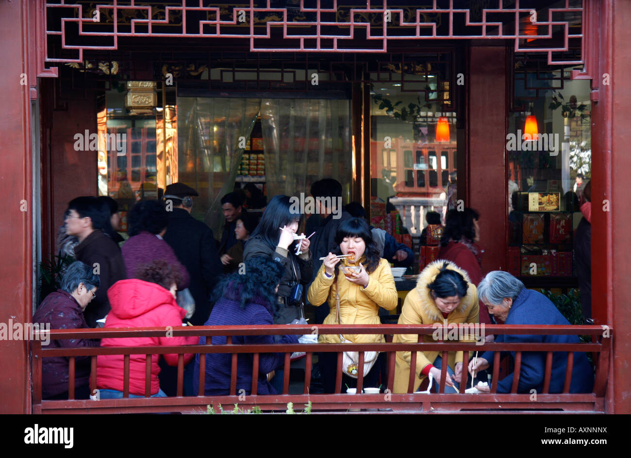 Popular Tea house in the Yu Yuan Gardens in Shanghai,China Stock Photo