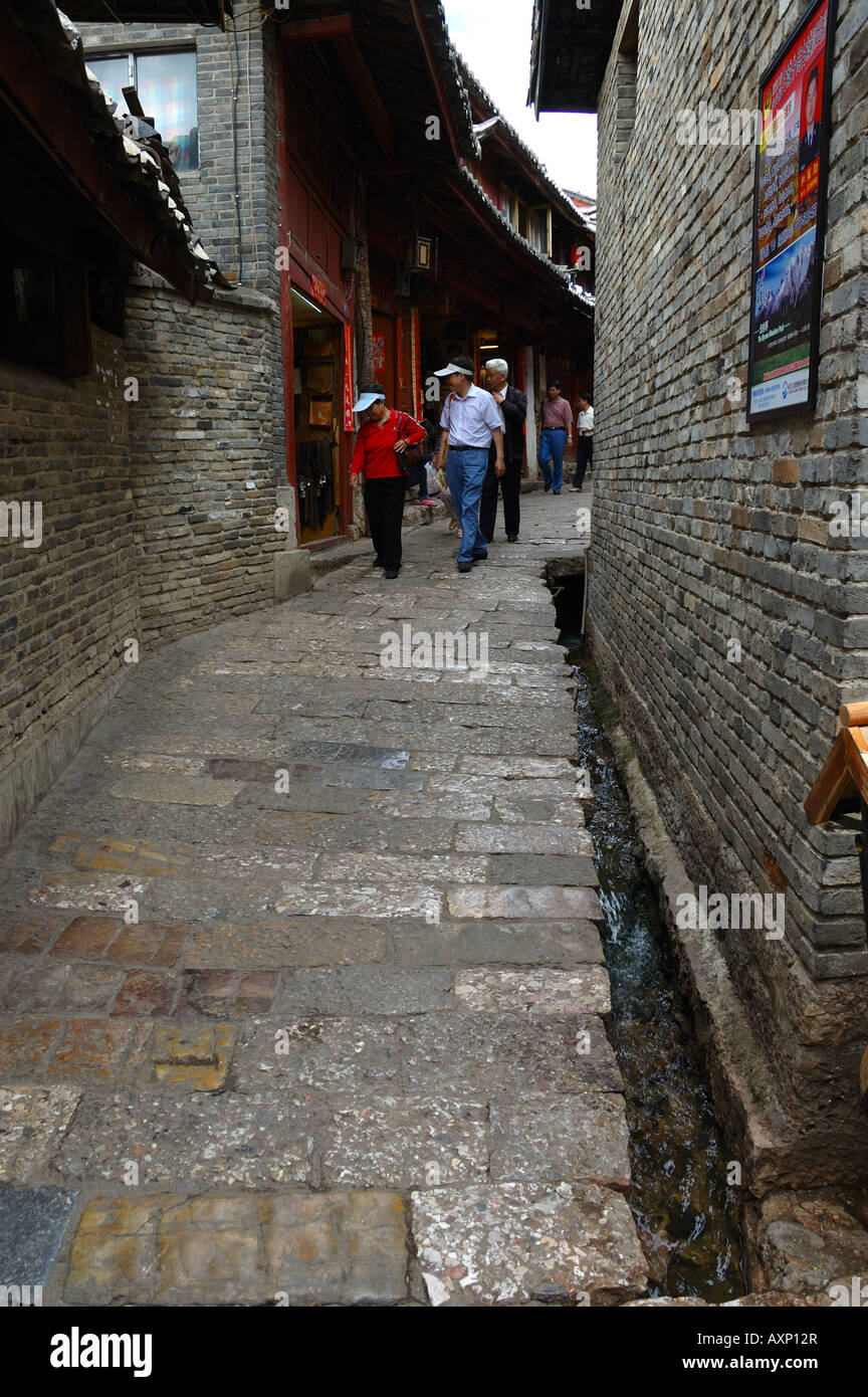 The stone paved narrow street of old town Lijiang, Yunnan, China Stock ...