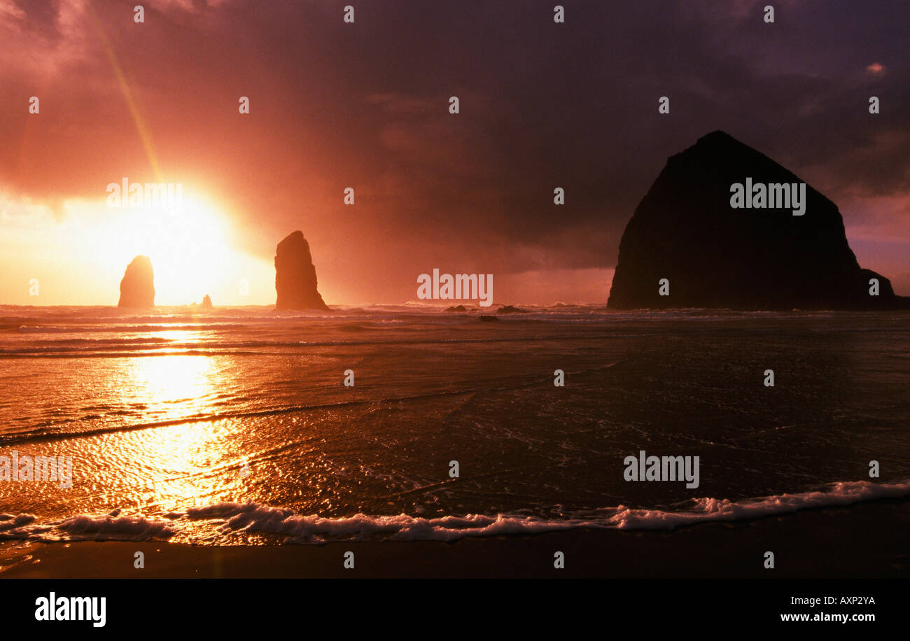 Haystack rock at twilight hi-res stock photography and images - Alamy