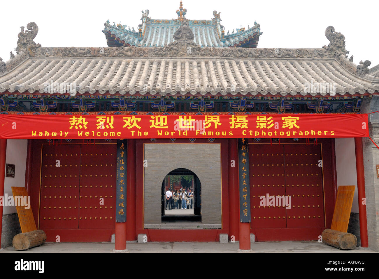 Red banner welcomes invited photographers at front of Chenghuang Temple for Henan in the Eyes of World Photographers event Stock Photo