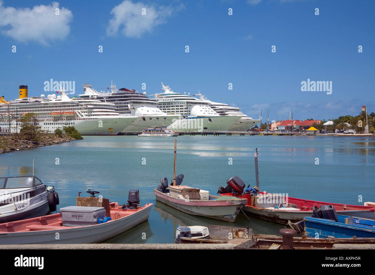 Cruise ship in port hi-res stock photography and images - Alamy