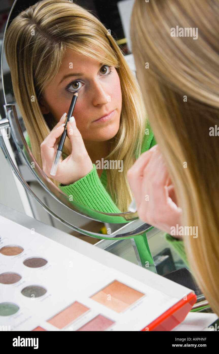 Woman eyeliner hi-res stock photography and images - Alamy