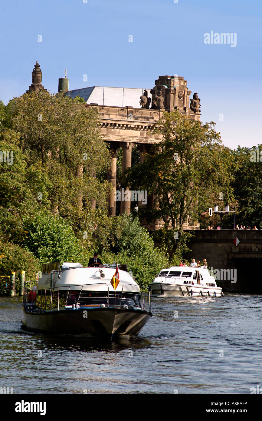 Berlin Tiergarten Landwehrkanal Freizeitboote Charlottenburger Tor Stock Photo