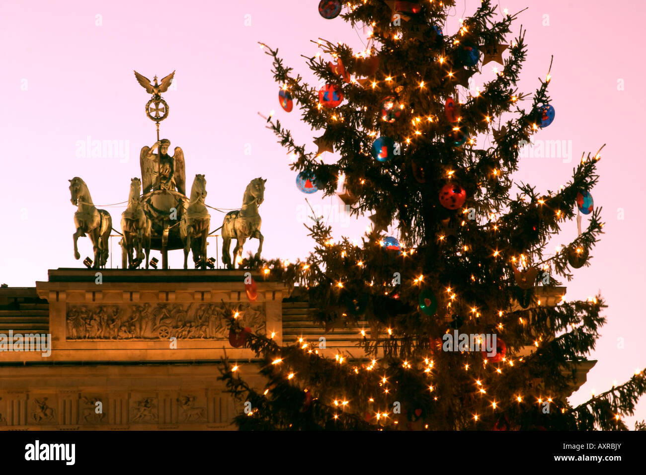 Berlin Brandeburg gate christmas tree Berlin Brandenburger Tor Pariser Platz mit Weihnachtsbaum Stock Photo