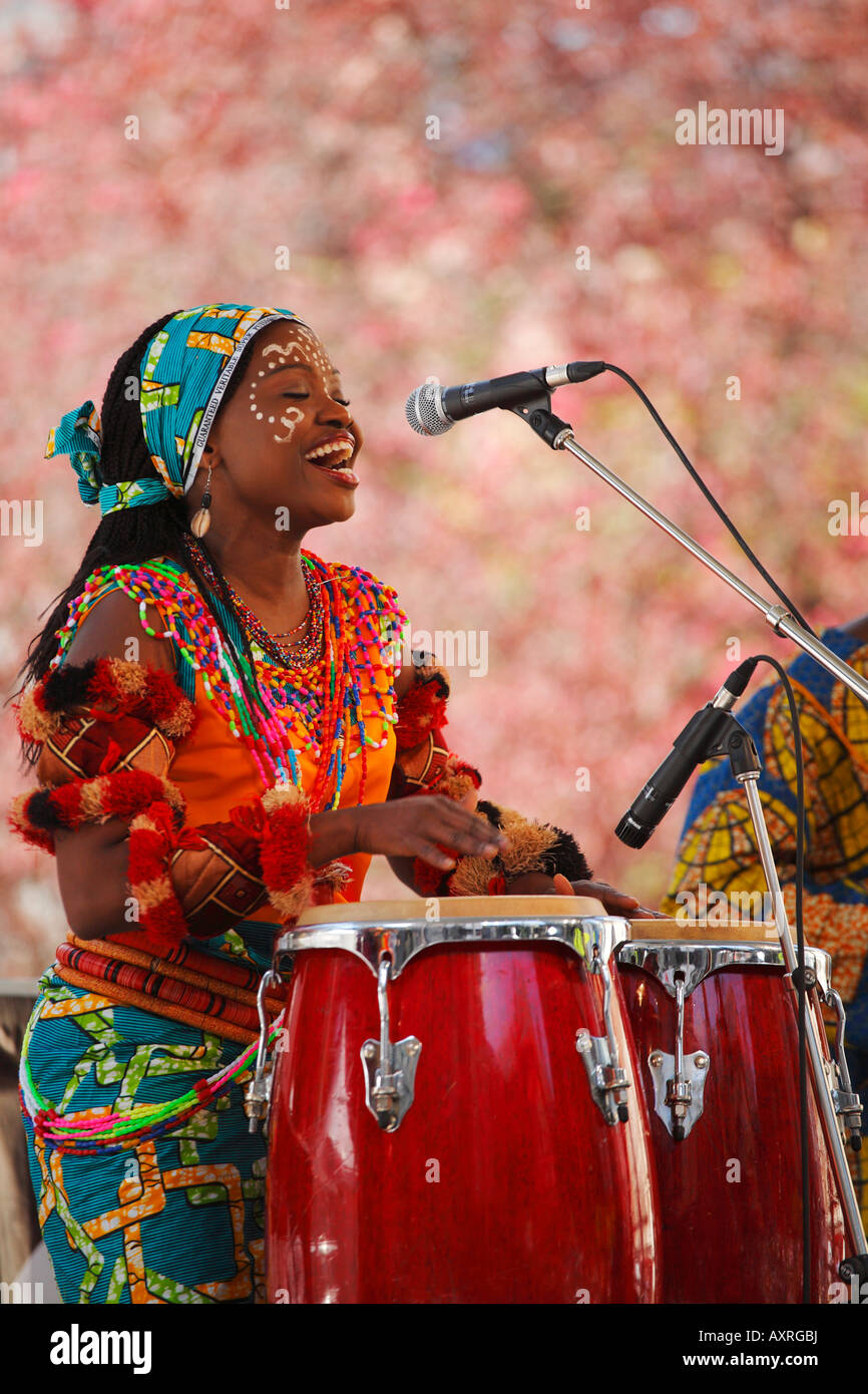 Nigerian traditional dress woman hi-res stock photography and images ...