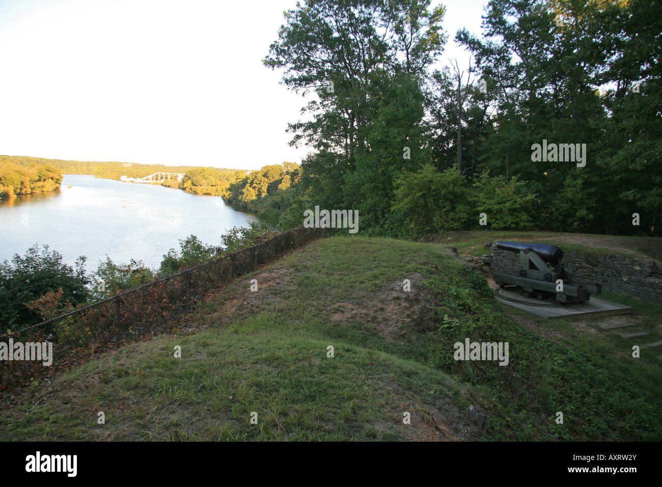 A large Confederate cannon looking east down the James River from Fort Darling, Drewry's Bluff, Richmond, VA. Stock Photo