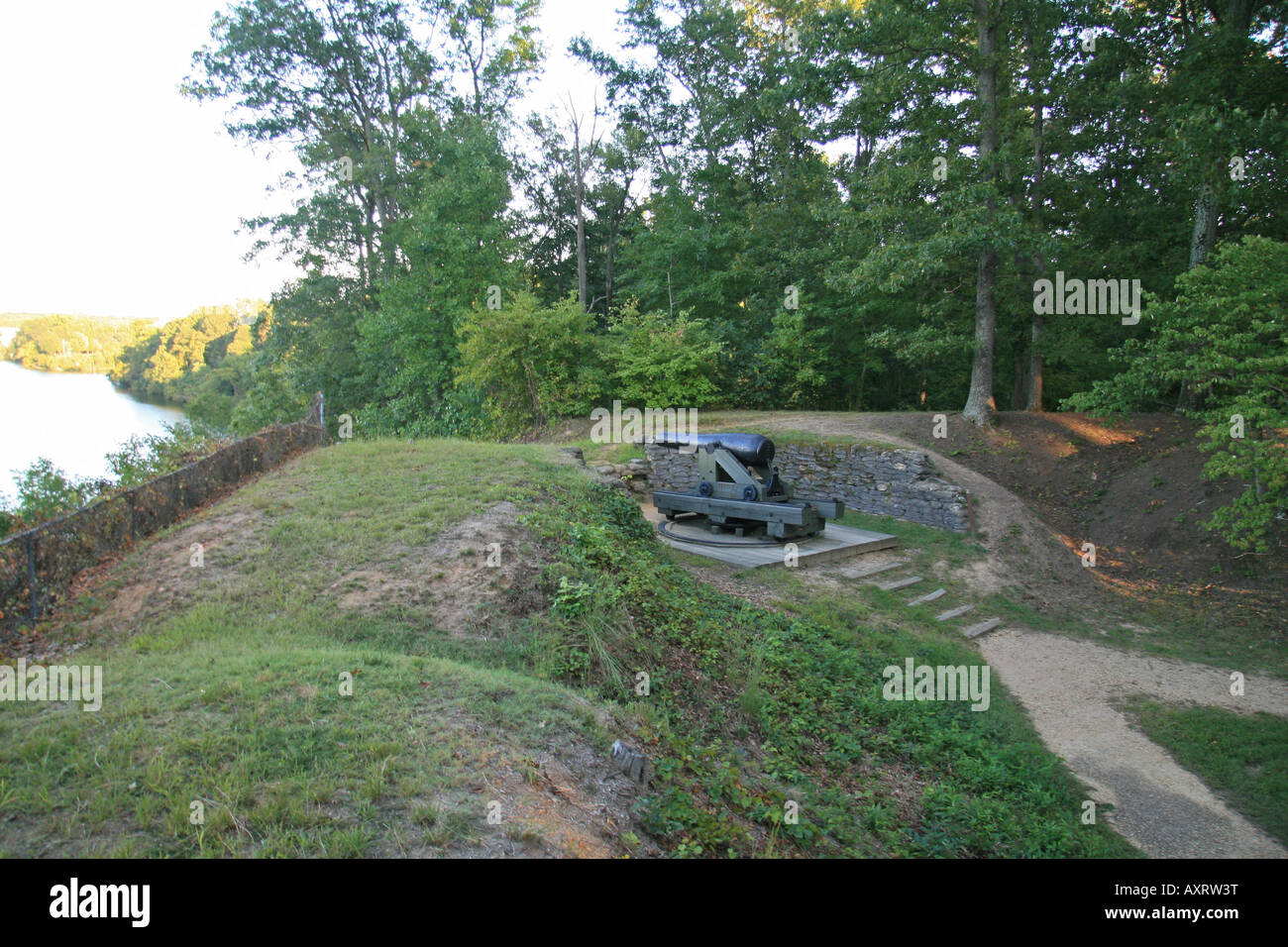 A large Confederate cannon looking east down the James River from Fort Darling, Drewry's Bluff, Richmond, VA. Stock Photo
