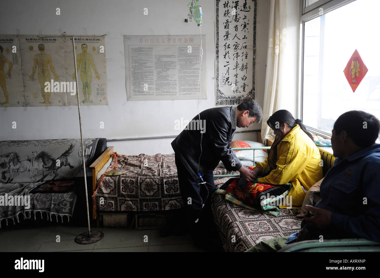 A doctor injecting a patient with antibiotics at a private clinic in a town, Hebei province, China. 27-Mar-2008 Stock Photo