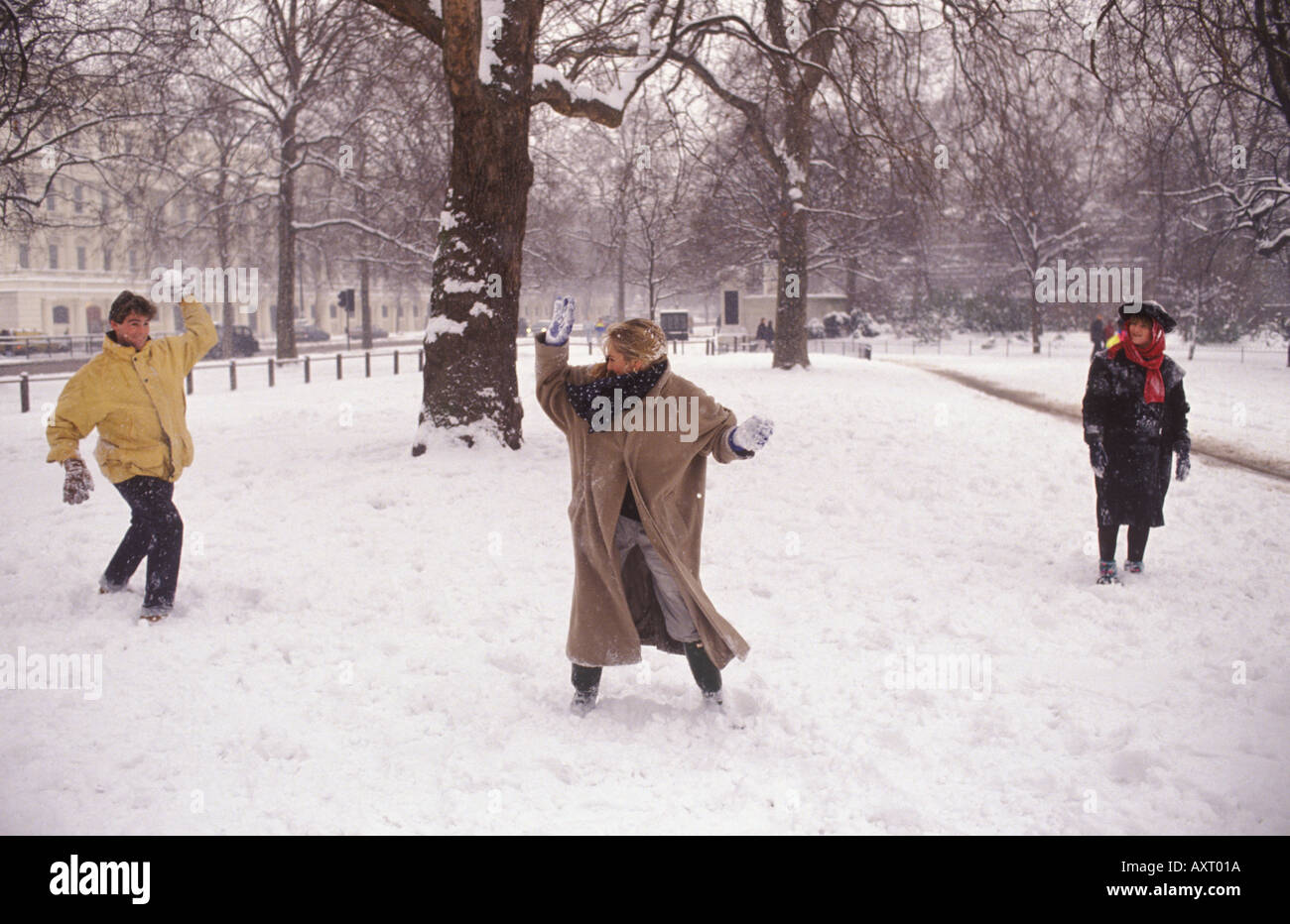 Snow in London young people, a couple throwing snow balls in St James's Park London England 1991 1990s UK HOMER SYKES Stock Photo