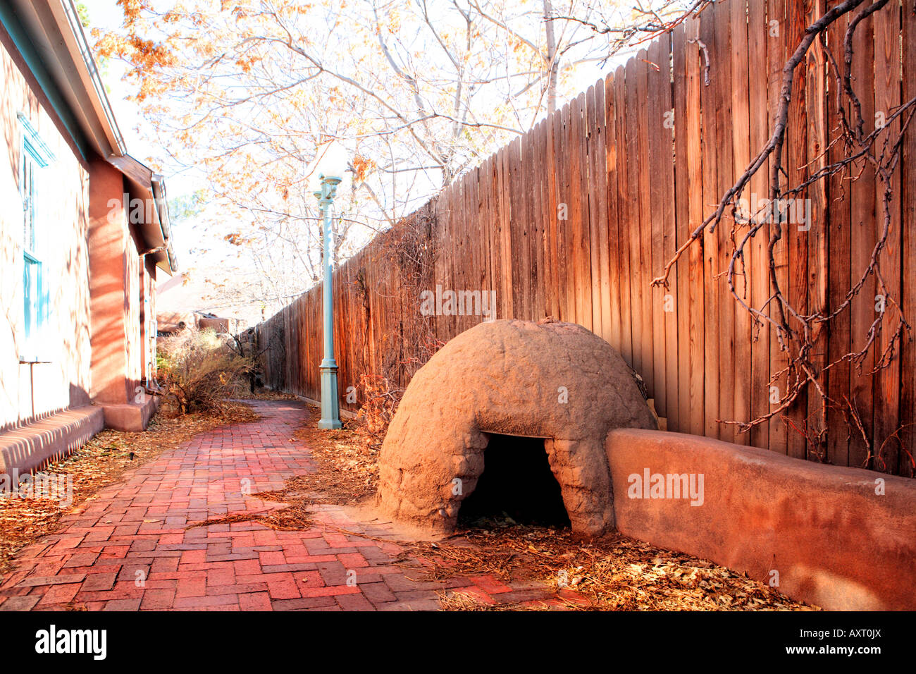 SIDE STREET AND A TRADITIONAL OUTDOOR OVEN IN OLD TOWN IN ALBUQUERQUE NEW MEXICO USA IN LATE FALL Stock Photo