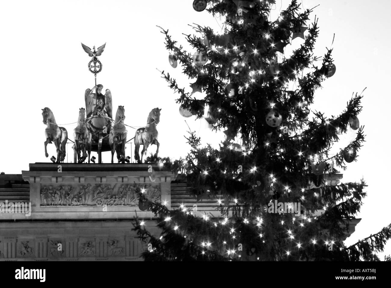 Berlin Brandeburg gate christmas tree Berlin Brandenburger Tor Pariser Platz mit Weihnachtsbaum Stock Photo
