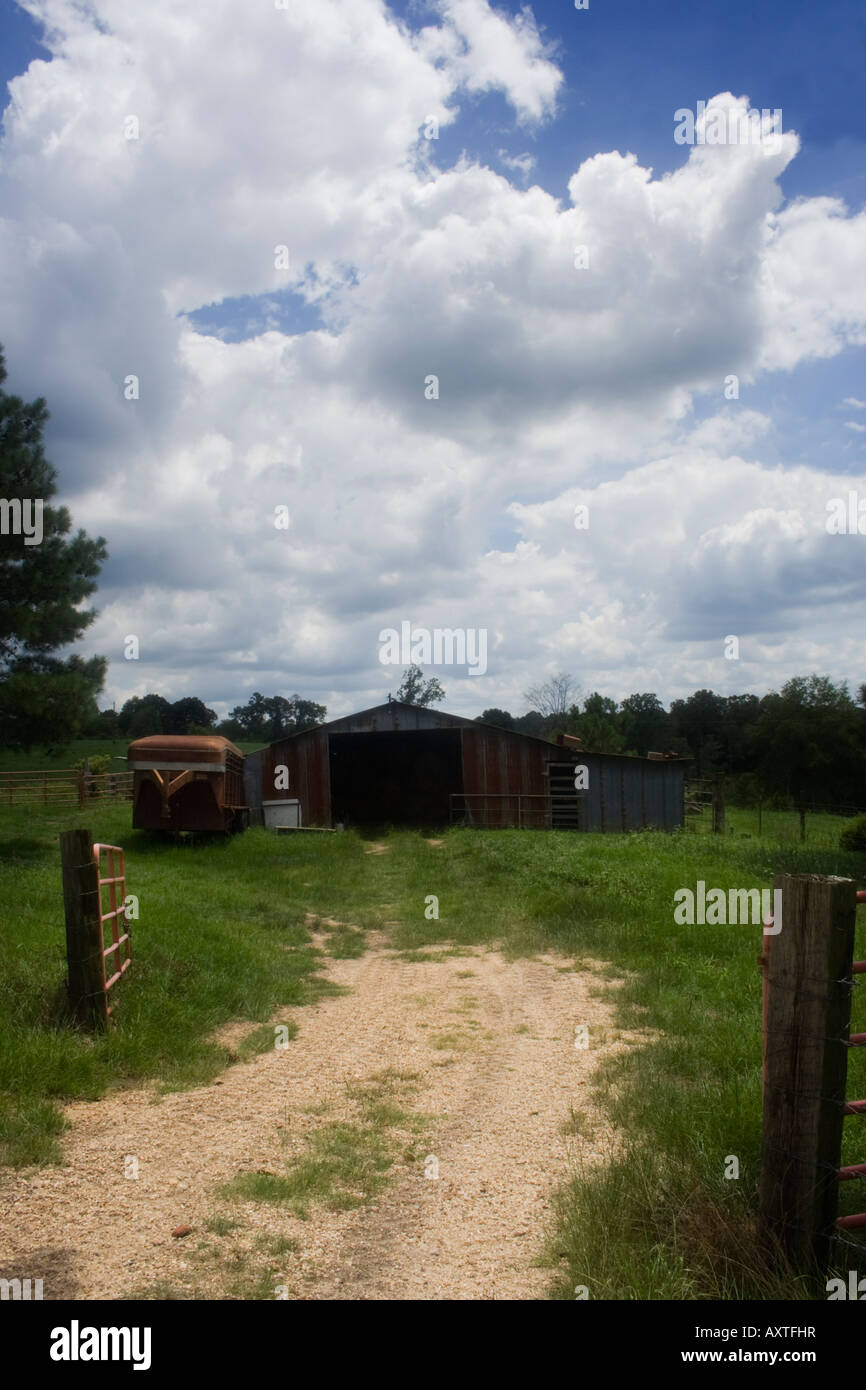 Old country road barn hi-res stock photography and images - Alamy