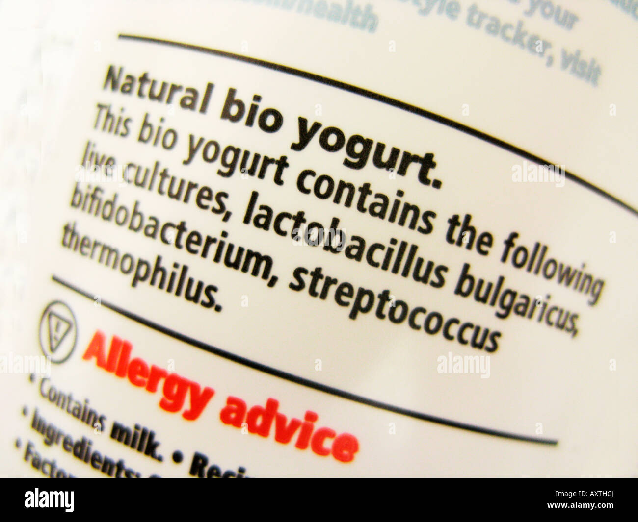 natural bio yogurt showing the information that it contains live
