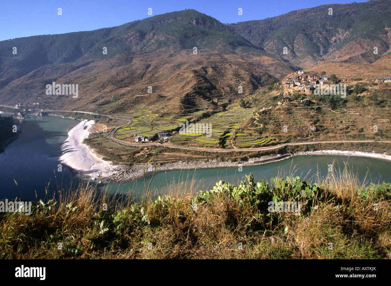 Bhutan Wangdue Phodrang small settlement overlooking Punak chhu Stock Photo