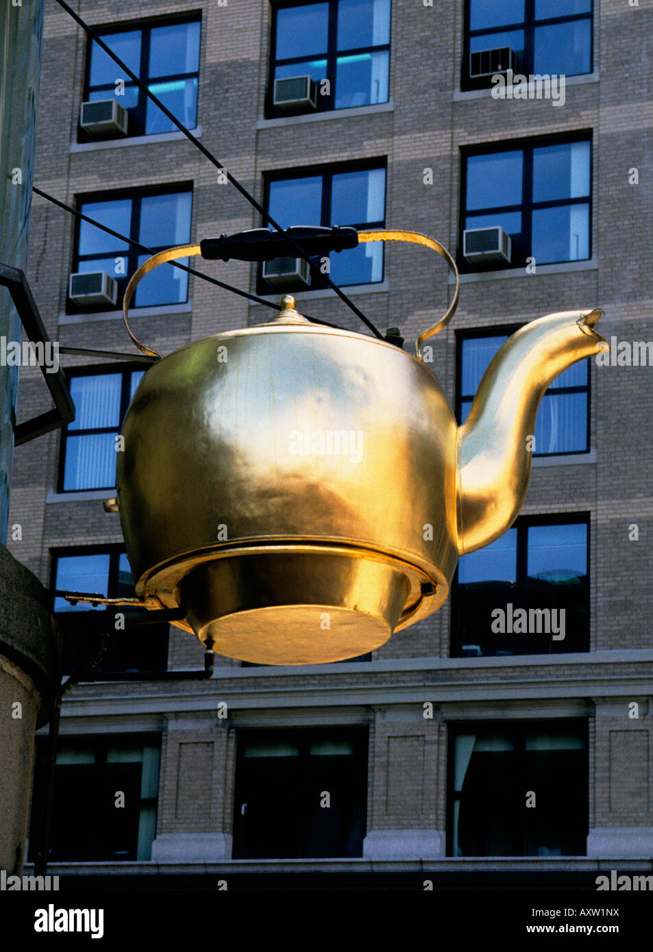 Giant tea pot hires stock photography and images Alamy