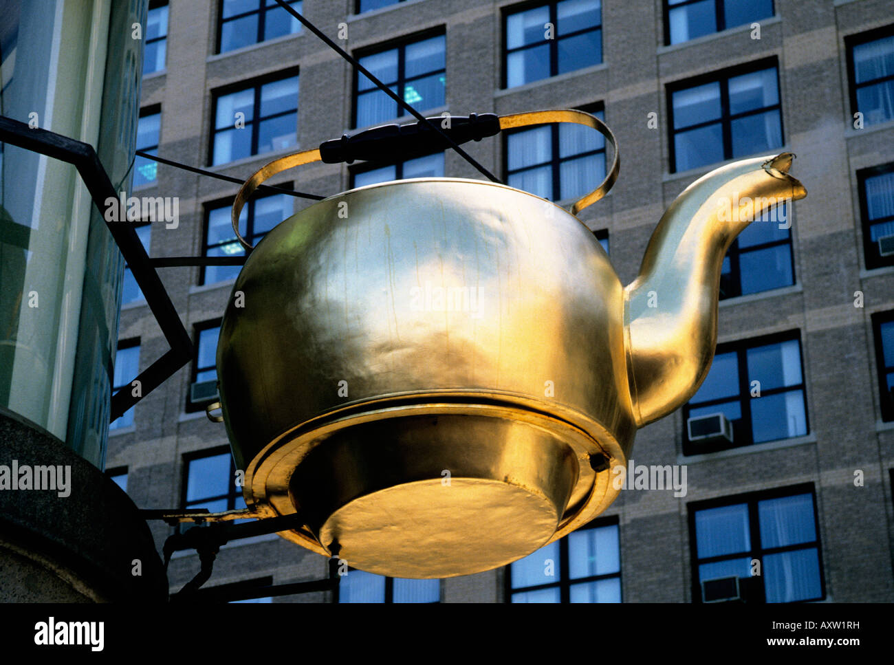Giant tea pot hires stock photography and images Alamy