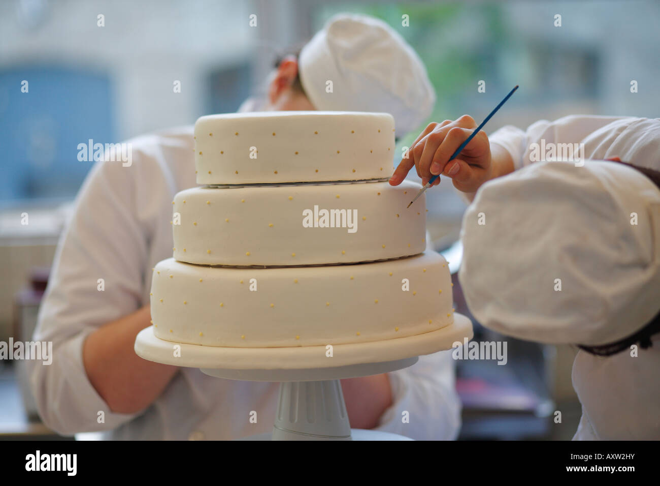Decorating cake hi-res stock photography and images - Alamy
