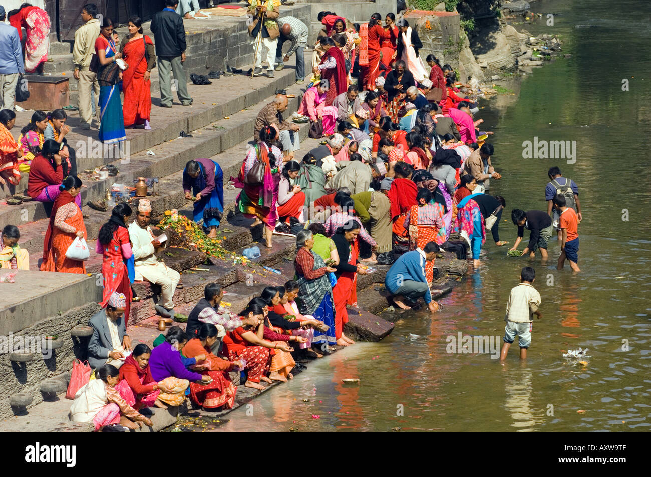 Pashupatinath Tempel BAGMATI river shore people cremation area pashu pati kathmandu bodnath NEPAL  ASIA Stock Photo