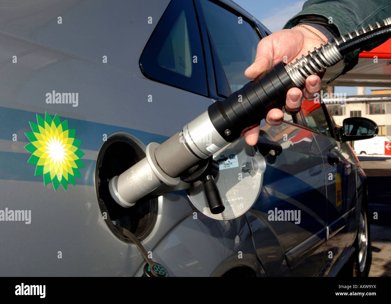 Hydrogen filling station hires stock photography and images Alamy
