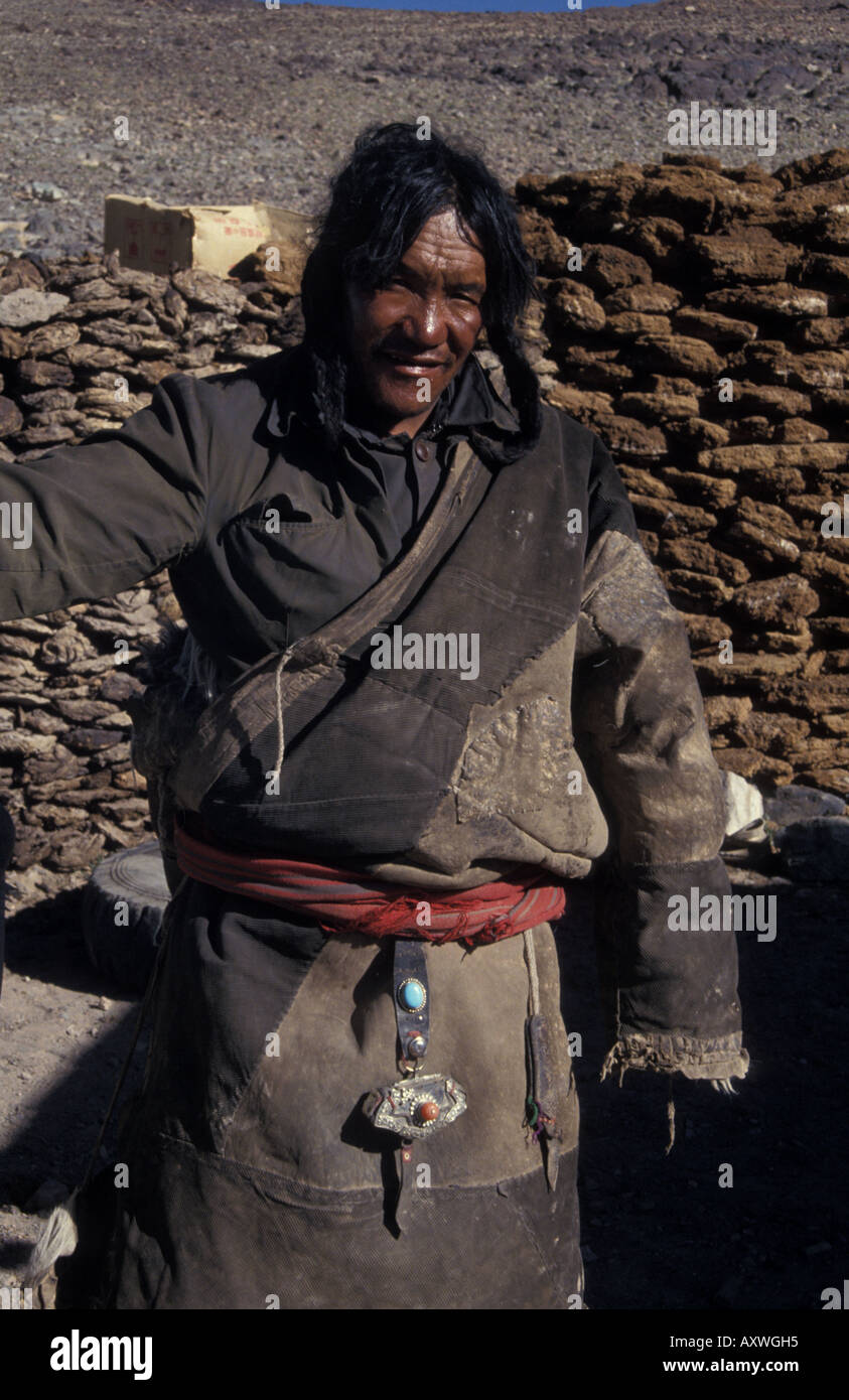 nomadic itinerant ethnic minority Tibetan man nomad shepherd high altitude camp Tibetan plateau Tibet Autonomous Region China Stock Photo