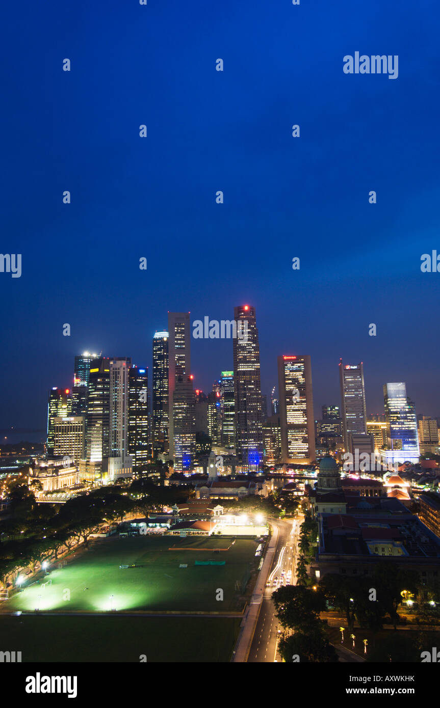 Night image of the singapore skyline hi-res stock photography and ...