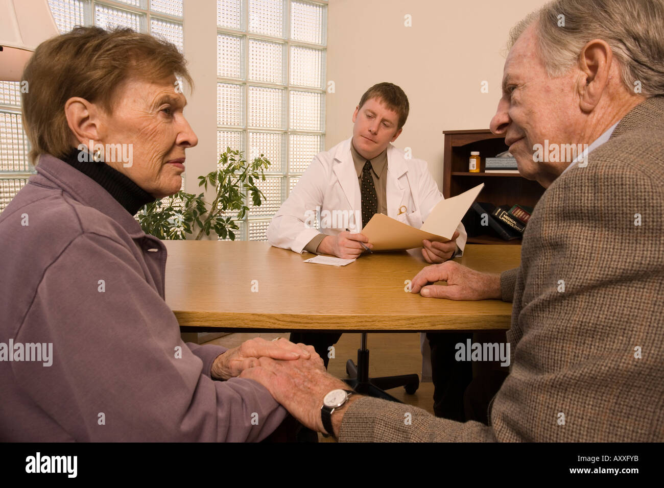 Medical staff consults old man hi-res stock photography and images - Alamy