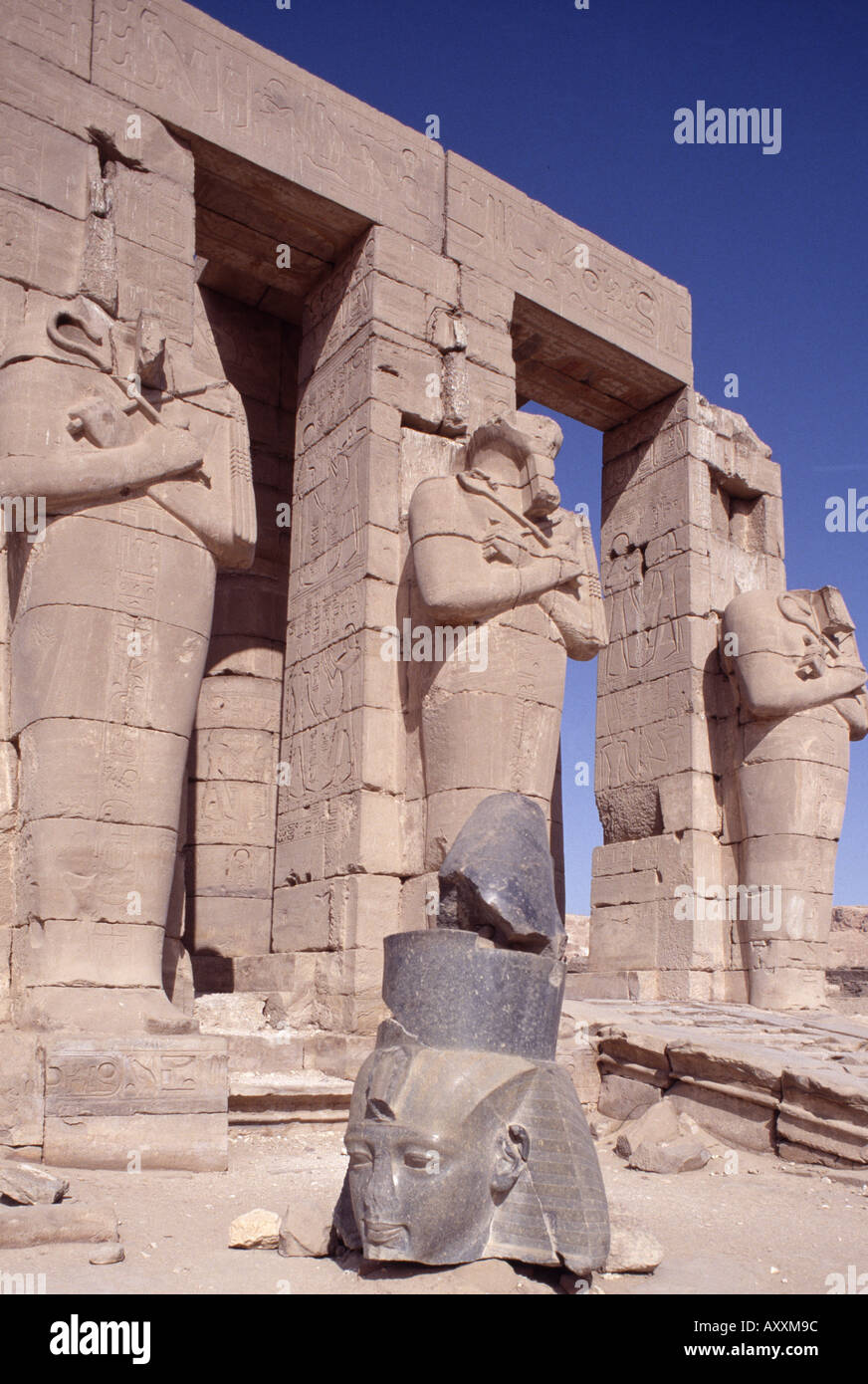 Tal der Könige, Remesseum, Pharaonen-Statuen Stock Photo