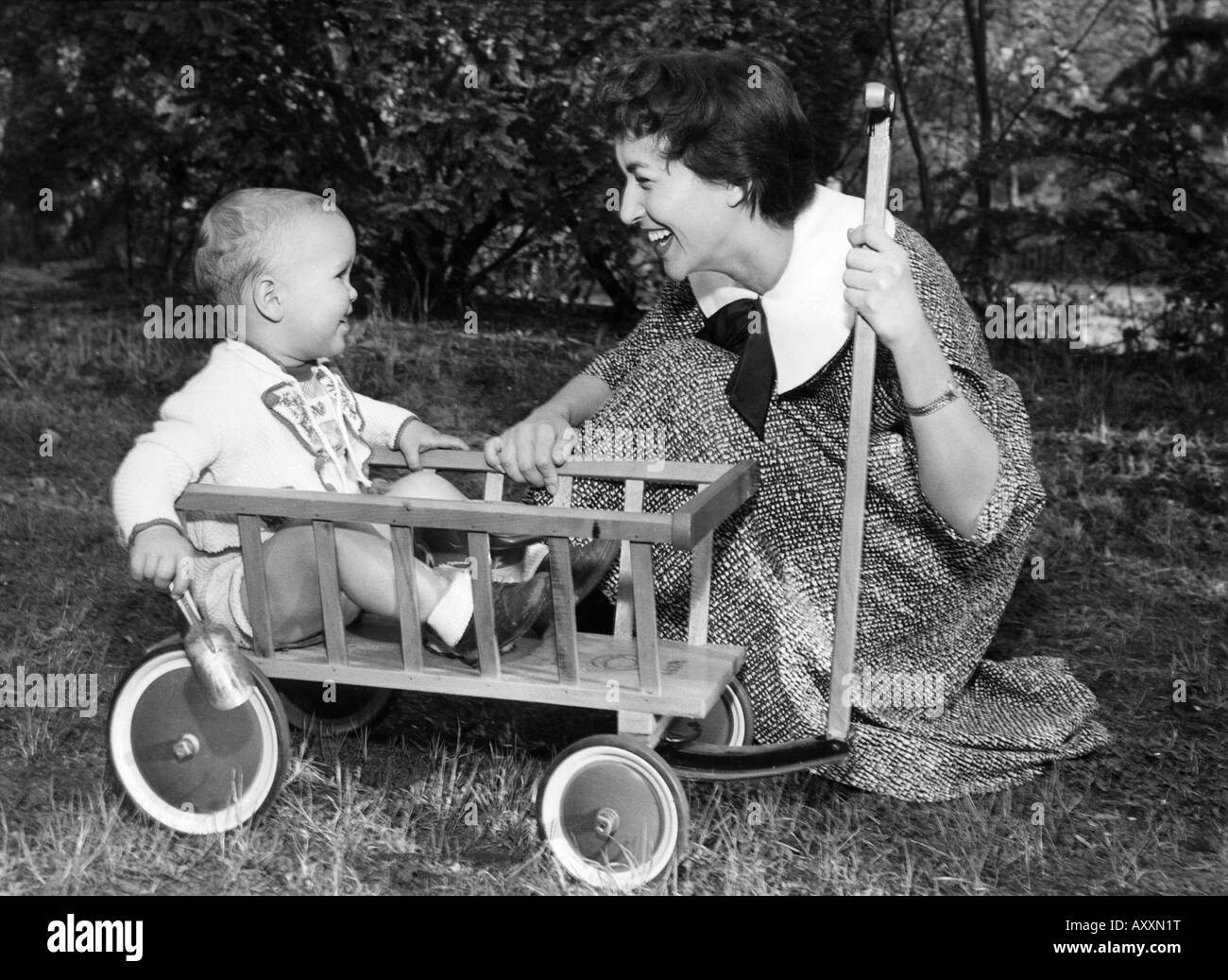 Lingen, Ursula, 9.2.1928 - 20.10.2014, German actress, half length, with her child, circa 1953, Stock Photo