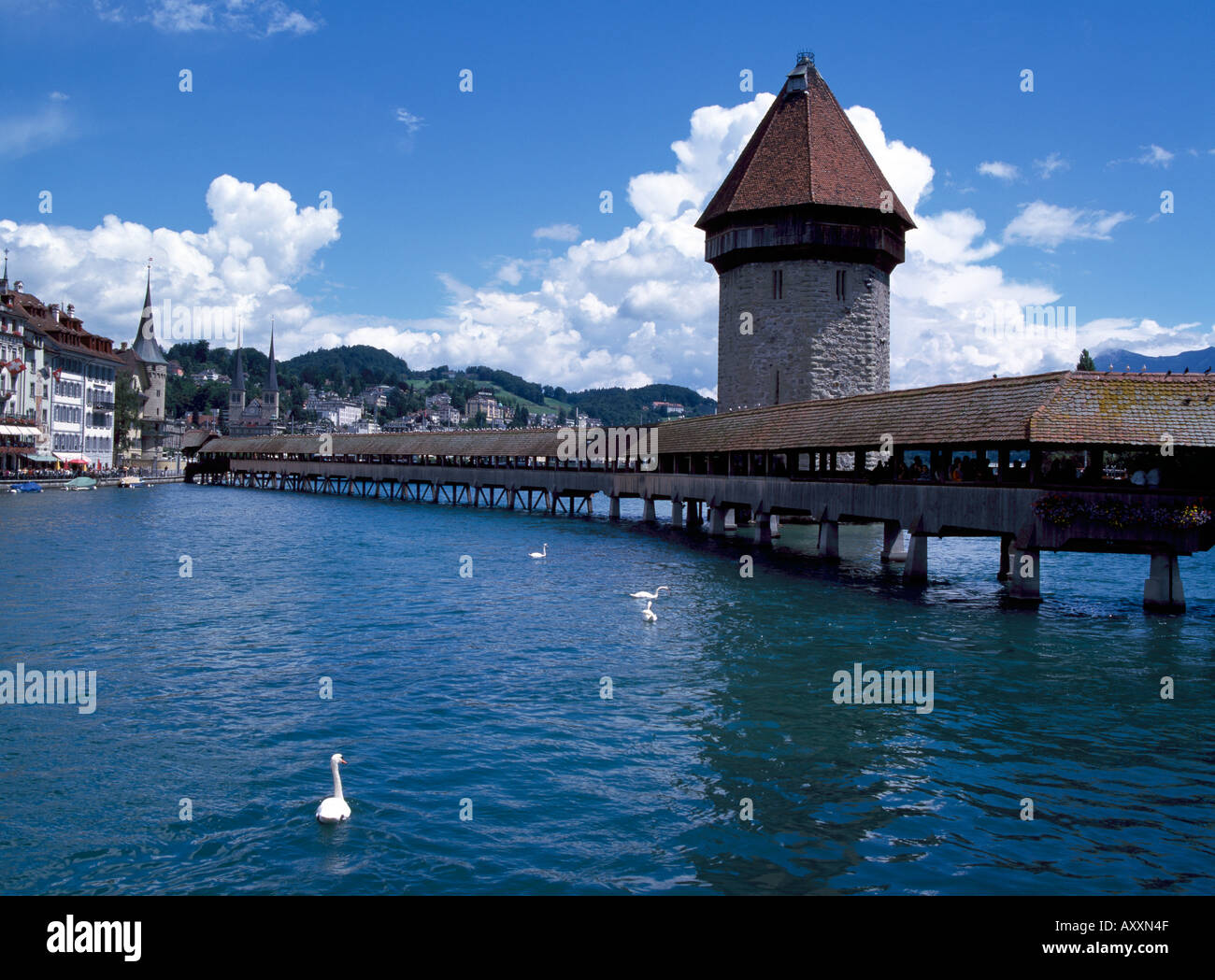 Luzern, Kapellbrücke, Brücke und See Stock Photo