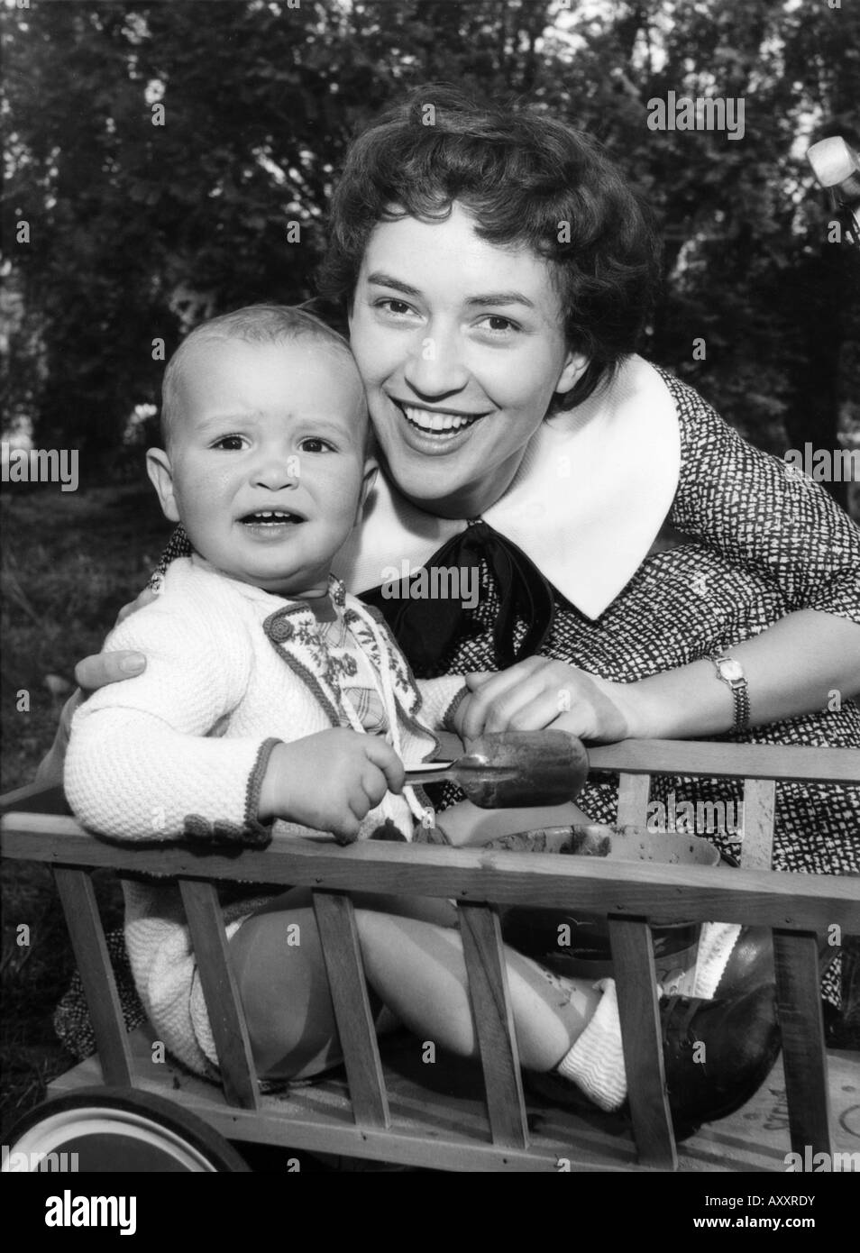 Lingen, Ursula, 9.2.1928 - 20.10.2014, German actress, half length, with her child, circa 1953, Stock Photo