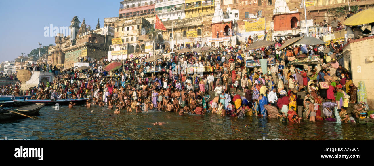 Hindus bathing in the early mornin in the holy river Ganges, Varanasi (Benares), Uttar Pradesh state, India Stock Photo
