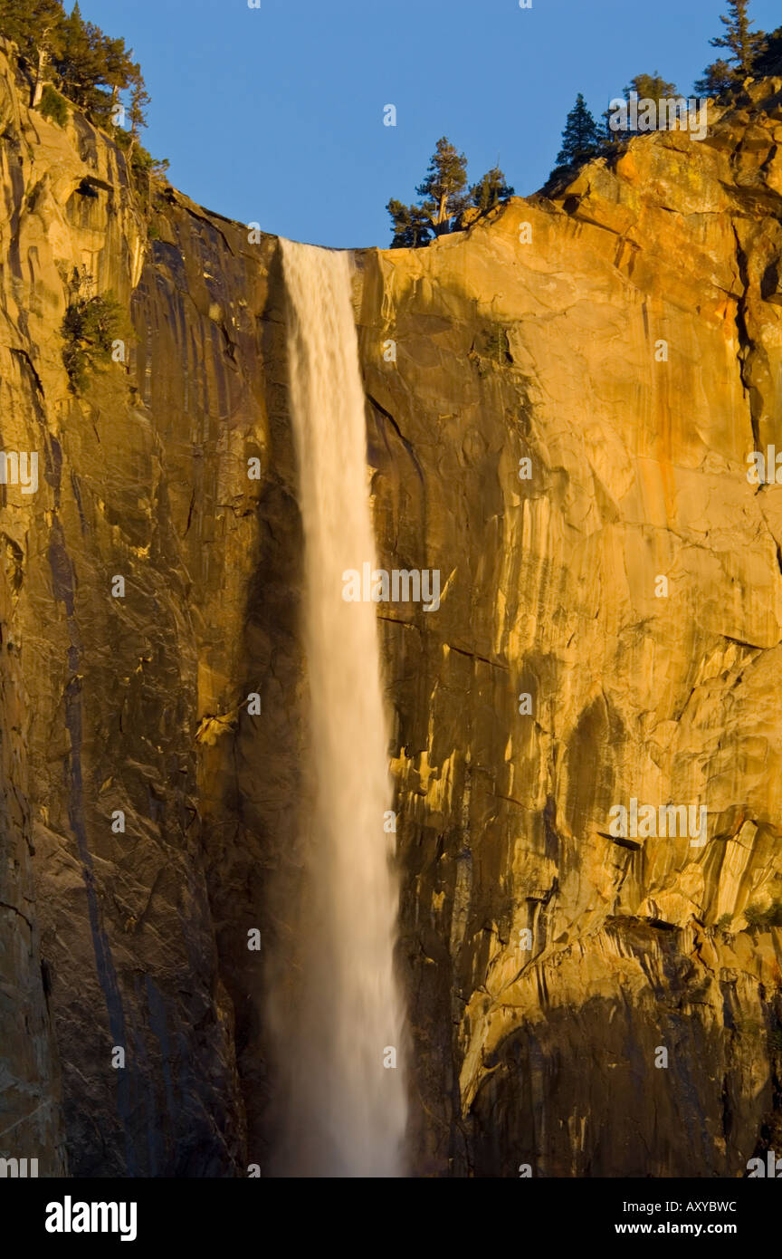 White Cliffs Water Rushing Flow of water over the edge of a cliff hi-res stock photography and ...