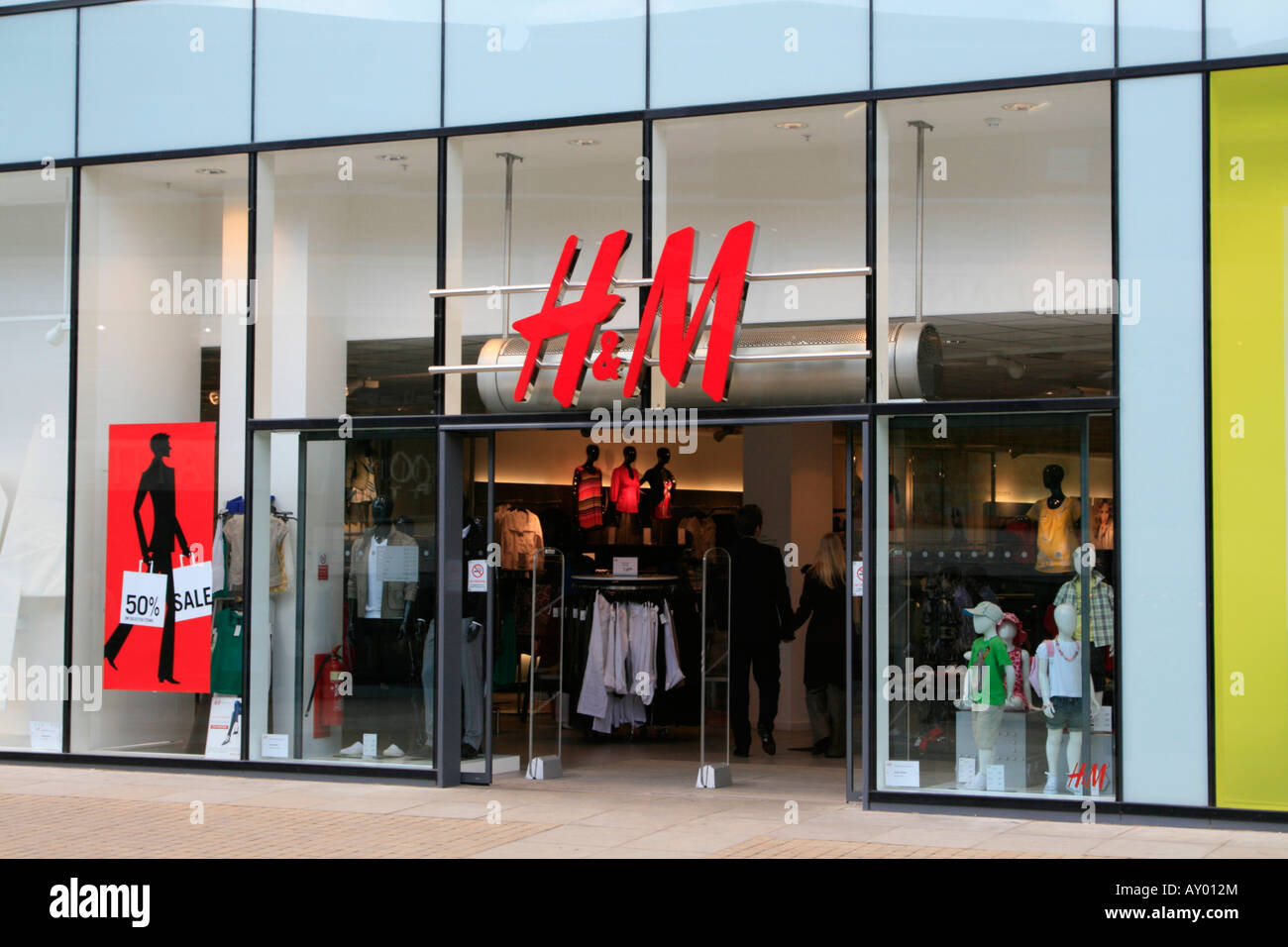 windsor town centre h and m store Royal Borough of Windsor and Maidenhead,  Berkshire, England, UK, GB Stock Photo - Alamy