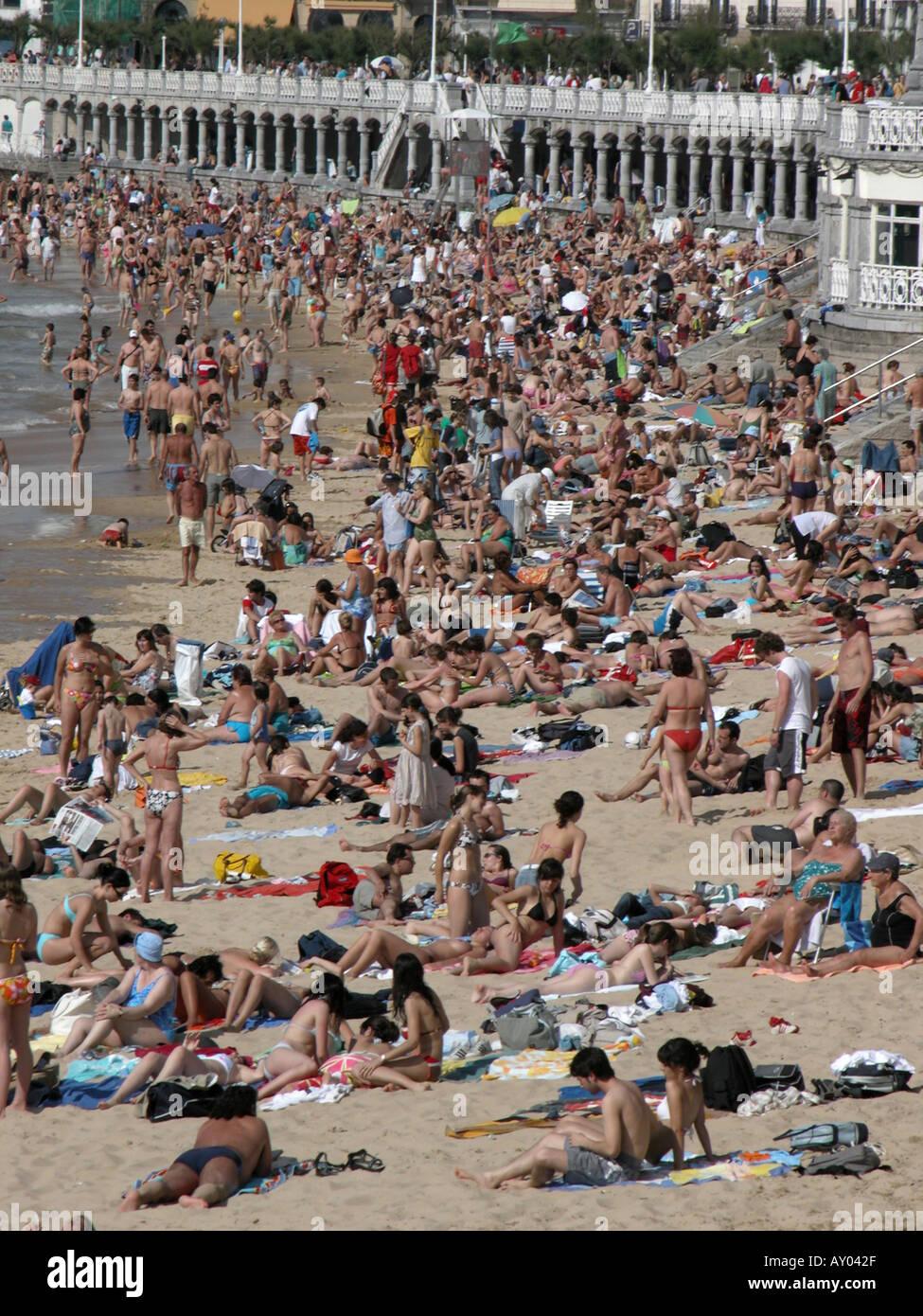 the crowded beach of Playa de la Concha San Sebastian Stock Photo
