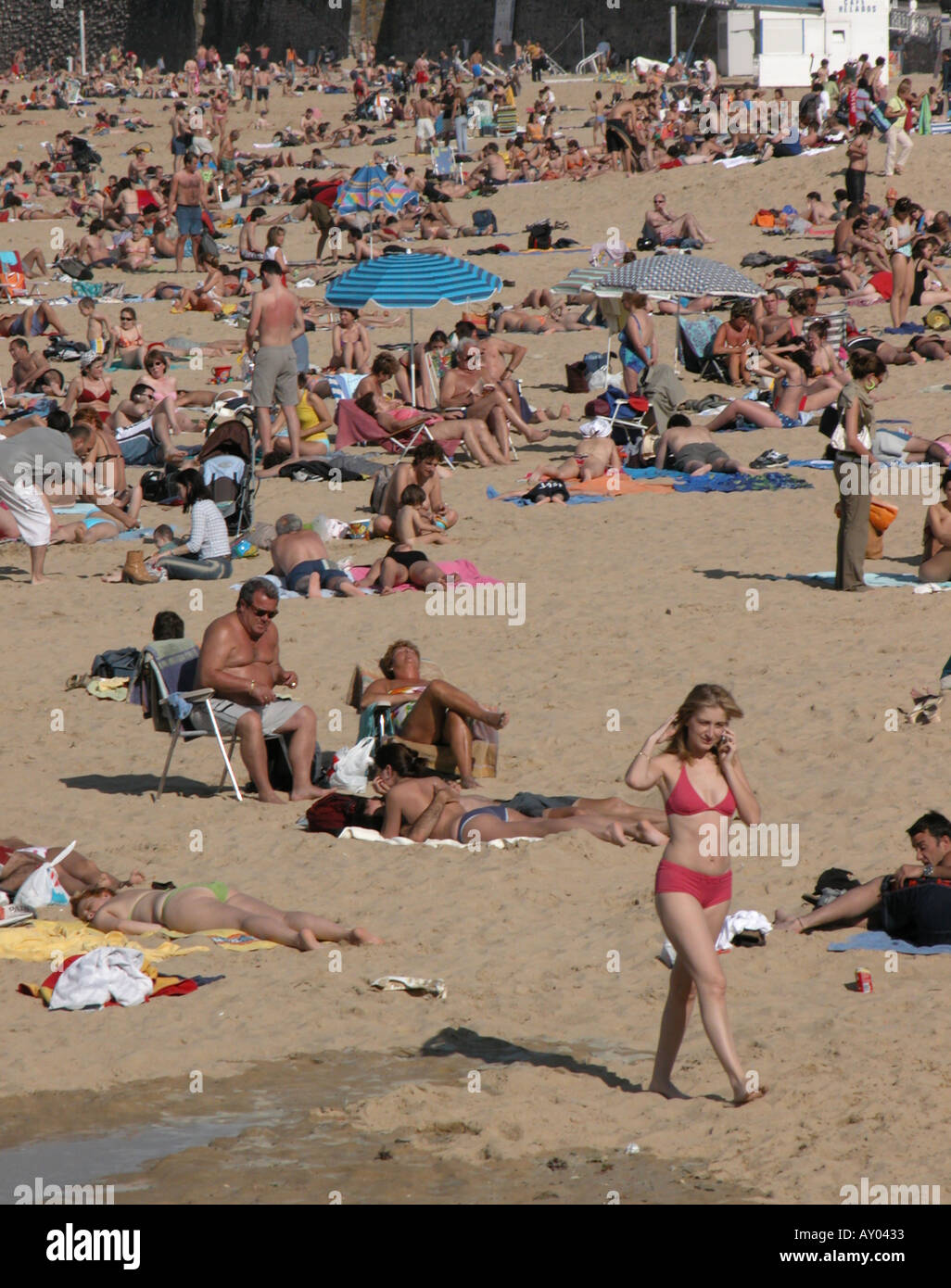 Crowds of sunbathers on the sands of Playa Ondarreta San Sebastian Stock Photo