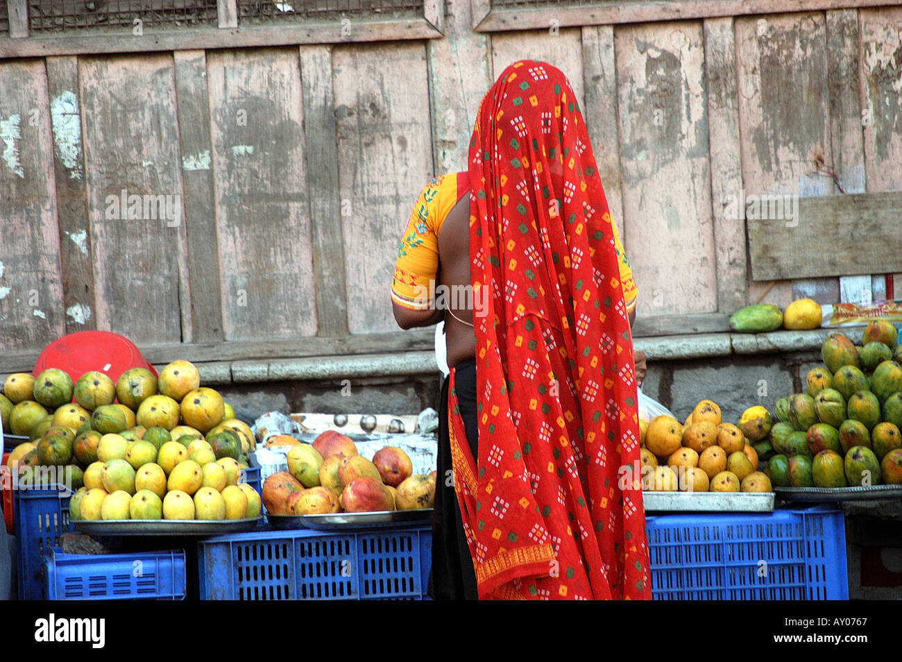 RAJASTHANI WOMAN BUYS FRUITS AT PANCHVATI NASIK MAHARASHTRA INDIA Stock Photo