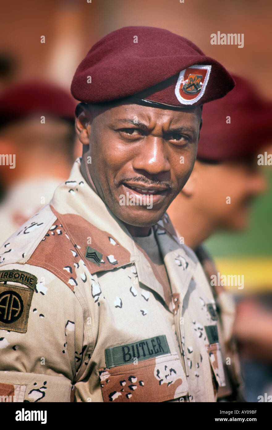 U S Army soldier with red beret in Atlanta Stock Photo - Alamy