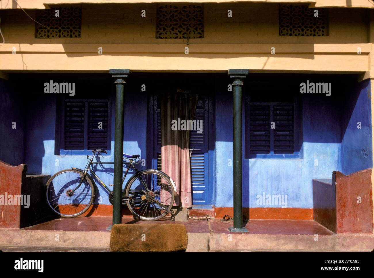 Bicycle outside yellow house hi-res stock photography and images - Alamy