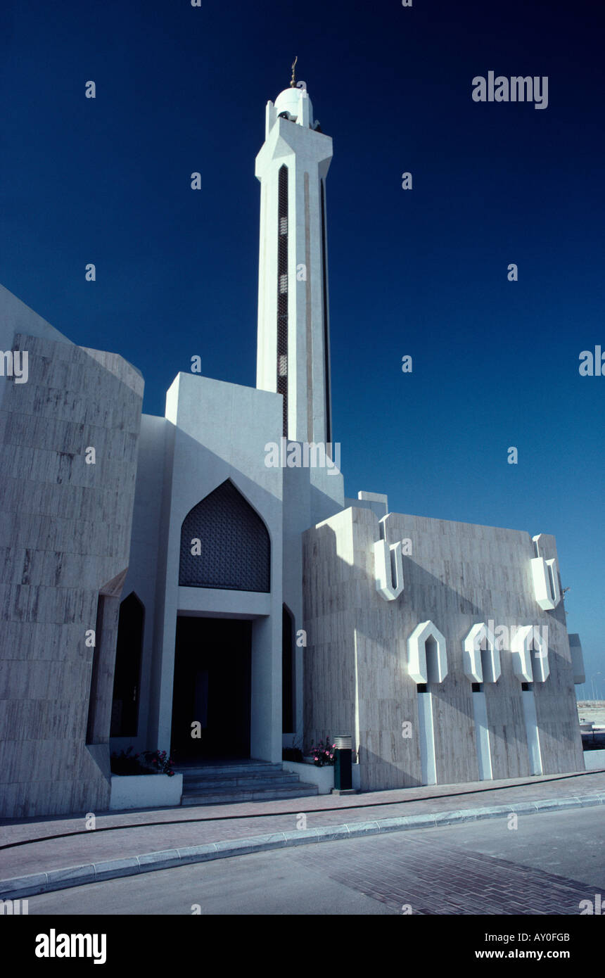 exterior of a white saudi arabia mosque showing minaret in Al Khobar Stock Photo