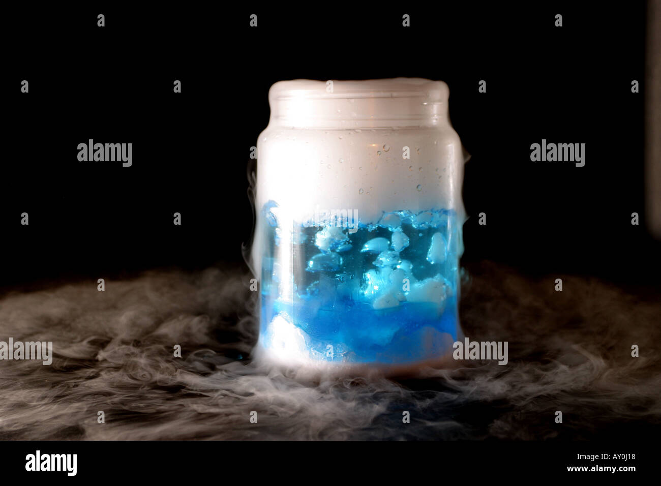 Ice water steam experiment hi-res stock photography and images - Alamy