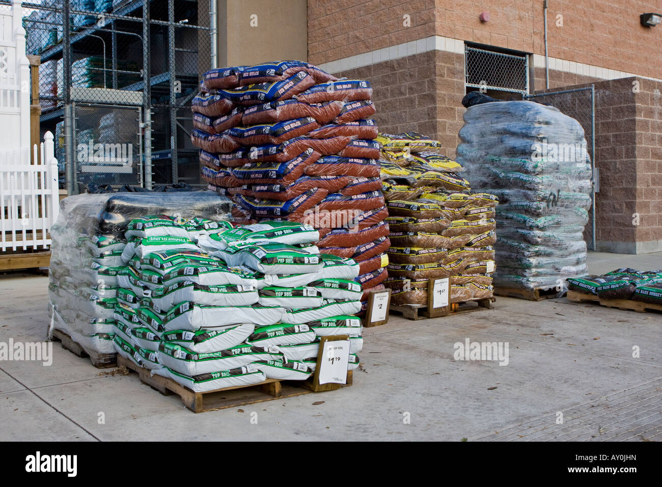 Landscape mulch retail hires stock photography and images Alamy