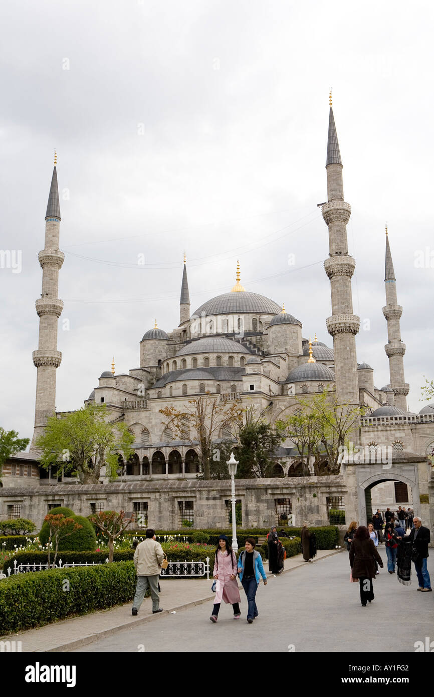 People visiting the Blue Mosque in Istanbul, Turkey Stock Photo - Alamy