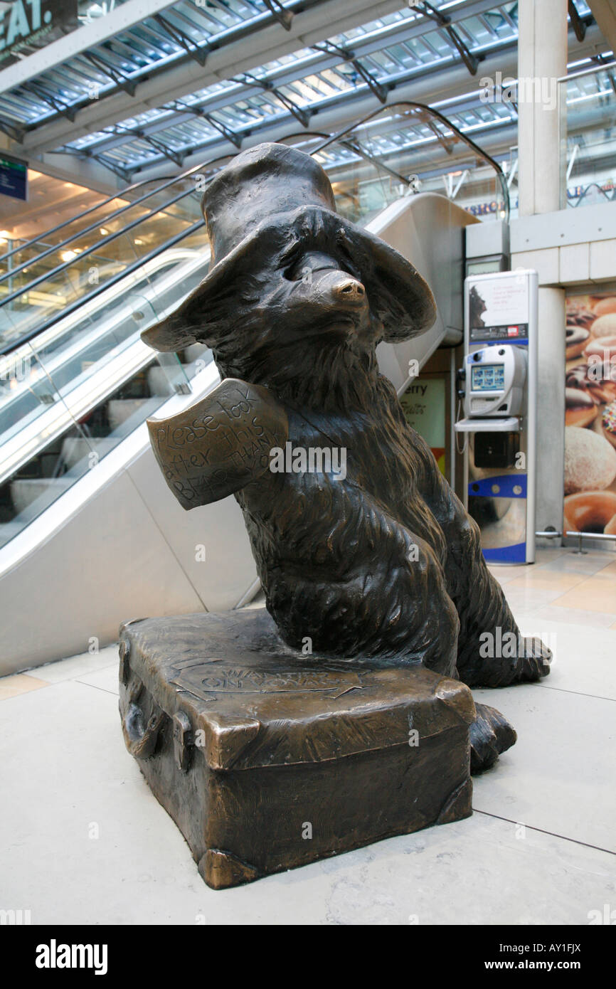 Paddington bear statue paddington station hires stock photography and