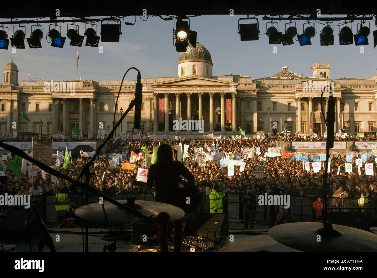 KT Tunstall performing on stage during Stop Climate Chaos I Count rally, Trafalgar Square, London, UK. Saturday, 4 November 2006. Stock Photo