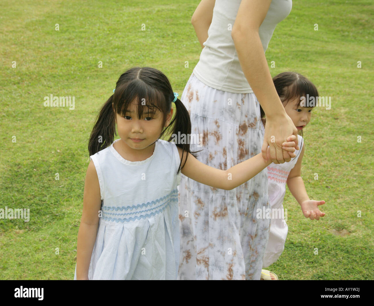 Japanese mother and daughters hi-res stock photography and images - Alamy