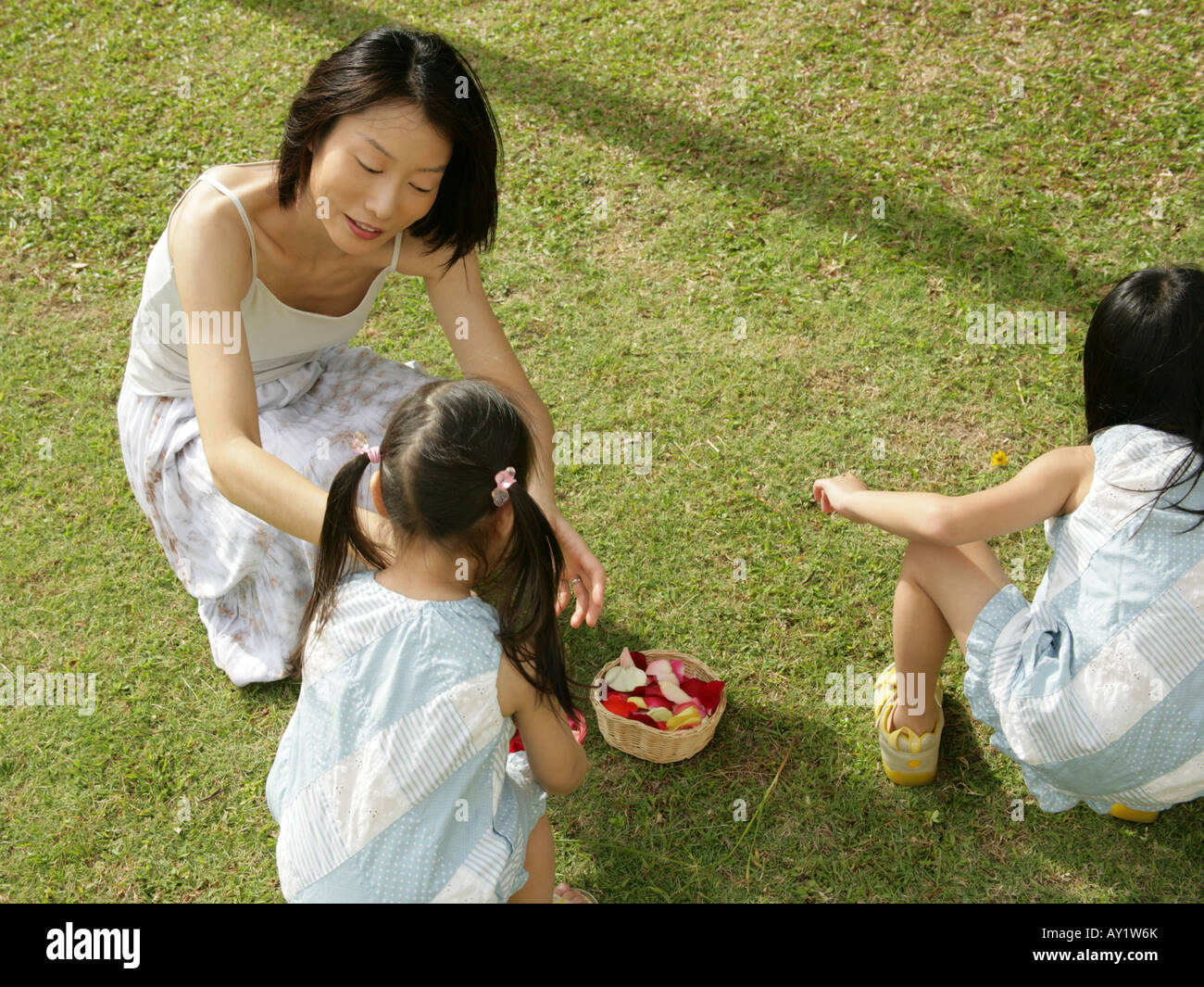 Mother 2 daughters back view hi-res stock photography and images - Alamy