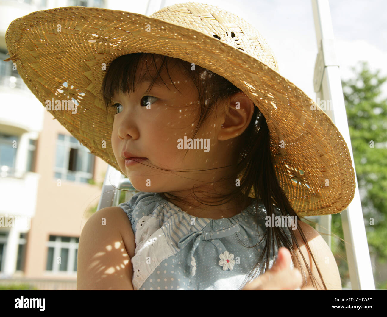 Girl wearing a straw hat hi-res stock photography and images - Alamy