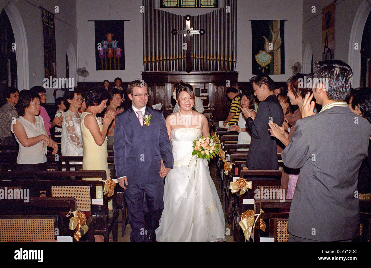 Bride and groom church aisle hi-res stock photography and images - Alamy
