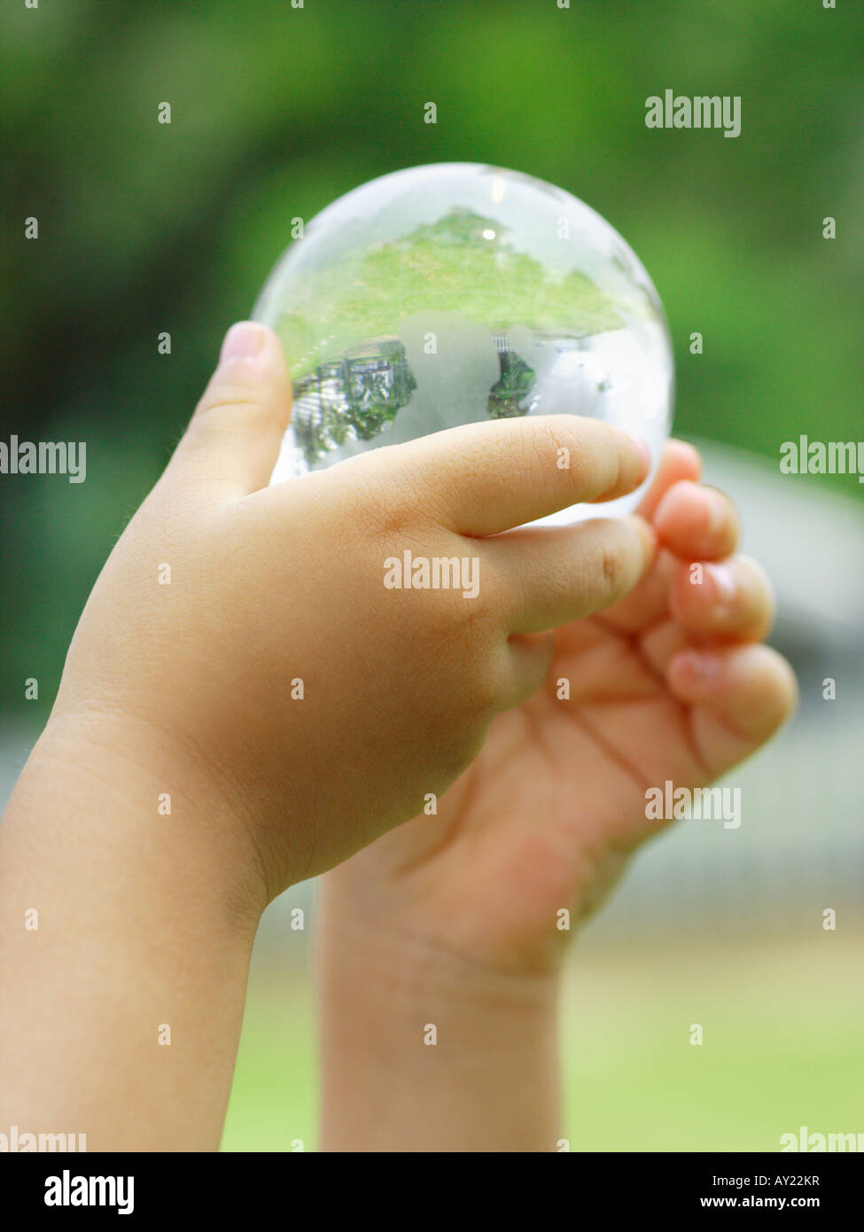 Hand holding world globe hands hi-res stock photography and images - Alamy
