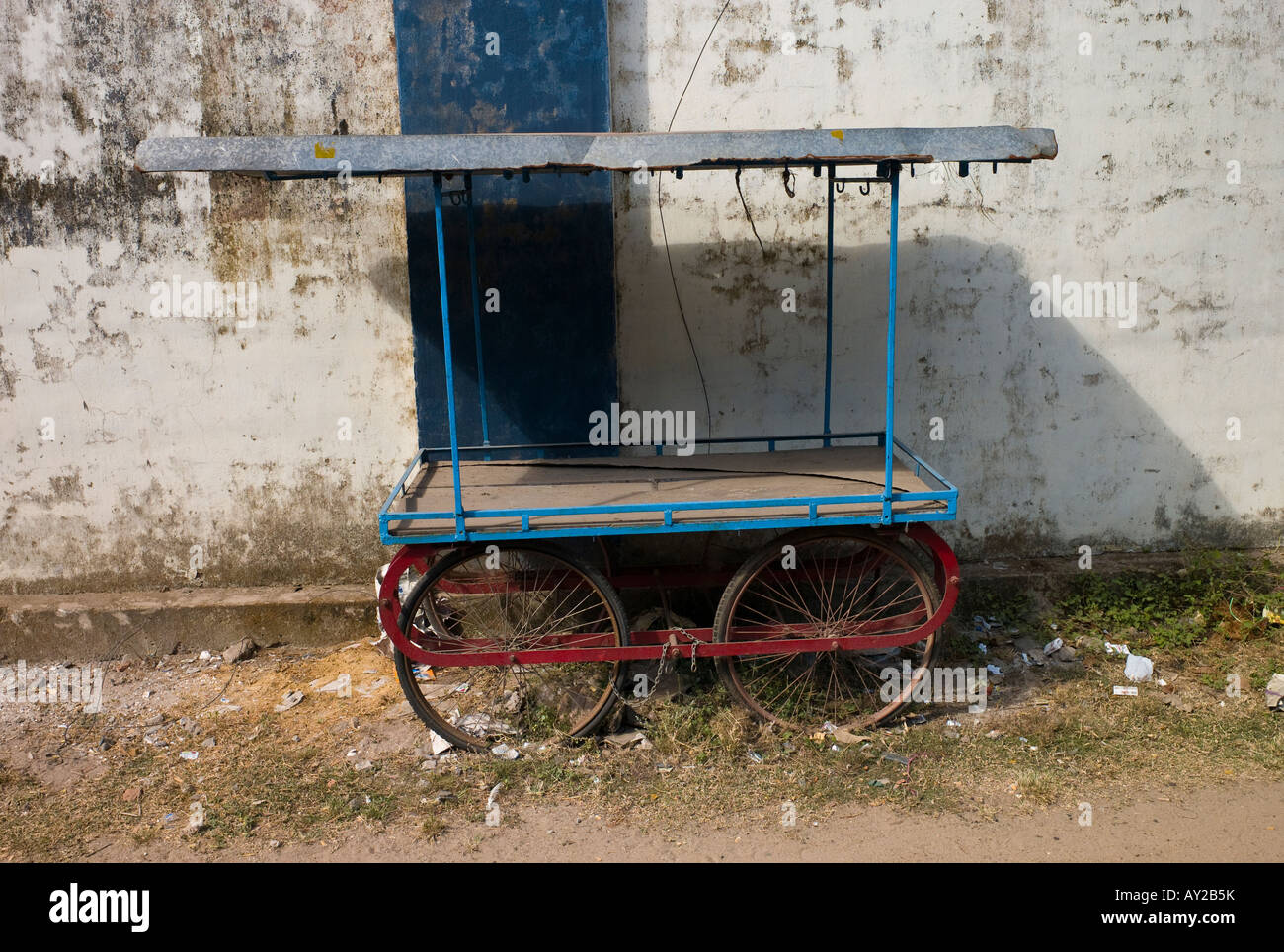 Empty market hi-res stock photography and images - Alamy